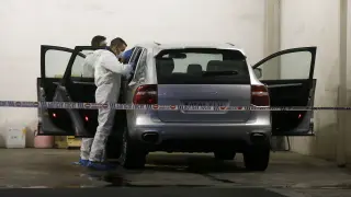 La policía científica registra el vehículo en el que la viuda del expresidente de la extinta Caja de Ahorros del Mediterráneo (CAM), Vicente Sala, ha sido hallada muerta