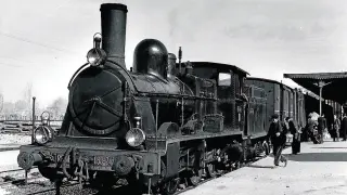 Un tren de vapor, a punto de partir de la estación de Teruel en 1935.