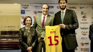 Mayte Pérez (DGA), junto a Epi y el presidente de la FEB, Jorge Garbajosa, ayer en la gala