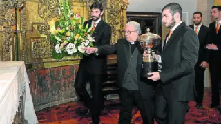 Xavi Folguera y Maxi Torcello fueron los encargados de ofrecer a la patrona la Supercopa y flores.