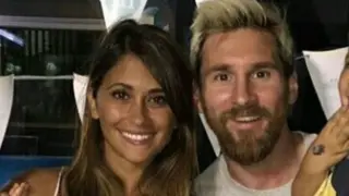 El futbolista Lionel Messi con su novia Antonela Roccuzzo con quién contraerá matrimonio el próximo 30 de junio.