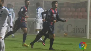 Gonzalo Melero celebra uno de sus dos goles con el Huesca frente al UCAM Murcia.