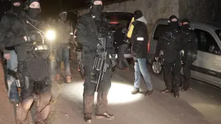 Policía francesa en la vivienda donde fue localizado el arsenal