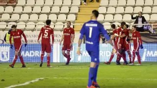 Los jugadores zaragocistas celebran el segundo gol, anotado por Ángel de penalti