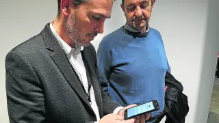 Ramón Acín y Josue Elbaile, en la presentación de las aplicaciones.