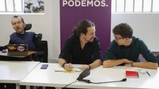 El secretario general de Podemos, Pablo Iglesias (c), y el número dos, Íñigo Errejón, conversan, junto al secretario de Organización, Pablo Echenique
