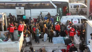 Personas evacuadas del este de Alepo.
