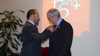 El presidente de la Diputación de Soria, Luis Rey, ha impuesto la Medalla de Oro al actual director del centro, Miguel Ángel Delgado.
