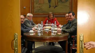 Pepe Álvarez, Ignacio Fernández Toxo, Fátima Báñez, Juan Rosell y Antonio Garamendi, al inicio de la reunión de ayer en Madrid.