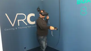 Una persona juega en el VRCenter del centro comercial Utrillas, el mayor de Europa dedicado al ocio en realidad virtual. 