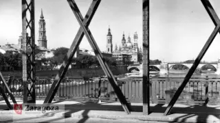 Imagen del puente de Piedra y la basílica del Pilar desde el Puente de Hierro, en 1950.