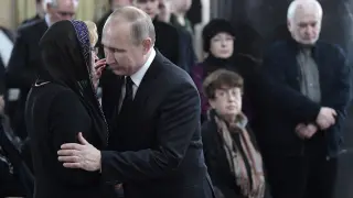 Vladimir Putin junto a la viuda del embajador en una ceremonia en su honor.