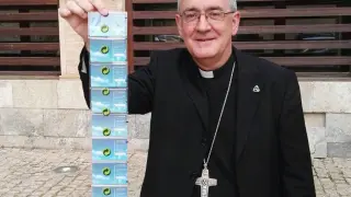El obispo con algunas tarjetas de pre pago que entregará a los presos.