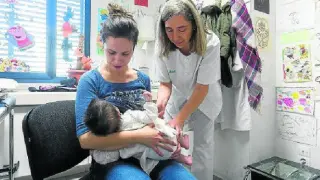 Laura da de mamar a Dafne mientras Mercedes le pone la vacuna.