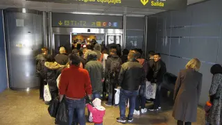 Momento de la llegada de los 198 refugiados al aeropuerto Adolfo Suárez Madrid-Barajas.