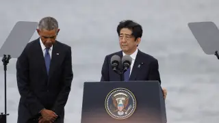 El presidente estadounidense, Barack Obama, y el primer ministro japonés, Shinzo Abe, durante una rueda de prensa tras visitar el USS Arizona Memorial en Pearl Harbor (Hawai) como gesto de reconciliación.