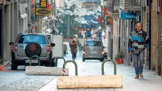 Los obstáculos situados en la calle Numancia para evitar el acceso de vehículos pesados.