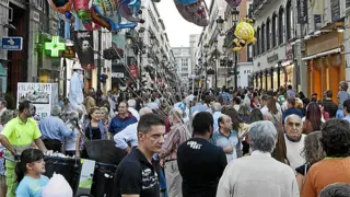 Un vendedor de globos en la calle de Alfonso I durante las Fiestas del Pilar