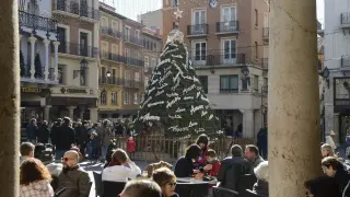 El árbol de Navidad de Teruel ha sido decorado con la palabra amor en varios idiomas.
