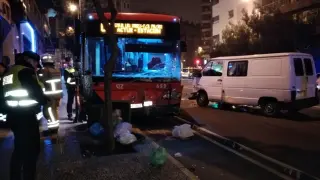 Accidente entre una furgoneta y un bus urbano en Camino de las Torres.