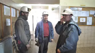 Los mineros del pozo de interior de Ariño en la foto, tres de ellos afrontan al cierre de la explotación.