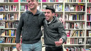 Mohamad Hattab izquierda y Yousef Shahibar, esta semana en la librería Pantera Rossa en Zaragoza durante la entrevista.