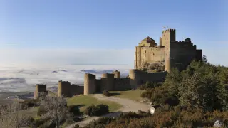 El cierzo fue barriendo a lo largo de la mañana las nieblas de la Hoya de Huesca dejando espectaculares vistas como esta con el castillo de Loarre en primer plano.