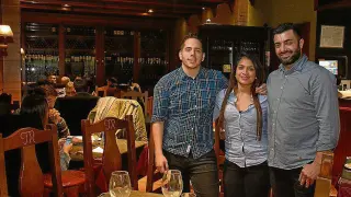 Juan David Altahona, Cristina Contreras y Diego del Pino, en el comedor del restaurante Malvassía.