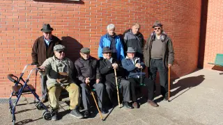 Un grupo de jubilados, ayer, tomando el sol junto a la estación de autobuses de Andorra.