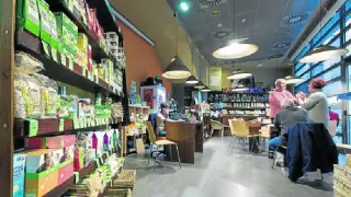 La tienda y cafetería Suralia de comercio justo ofrece, principalmente, productos alimenticios.
