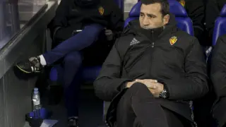 Raúl Agné, en el banquillo de La Romareda, con gesto de preocupación durante el partido ante el Girona.