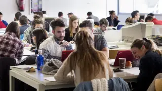 Varios alumnos repasan para sus exámanes en la sala de estudio de Economía, en Zaragoza