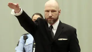 Breivik hace el saludo nazi a un tribunal de alta seguridad noruego.