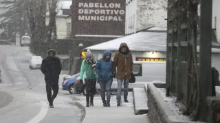 La nieve sorprendió a los turistas en Canfranc.