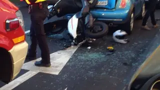 Accidente entre una moto y un coche en Camino Las Torres con Tenor Fleta.