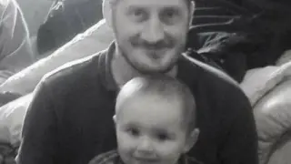 Nick Rose en una imagen de archivo con su hijo.