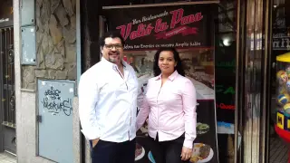 Lester Gaitán y su hija mayor, Mirta, nicaragüenses con nacionalidad española, ante su restaurante Valió la pena, en Zaragoza.