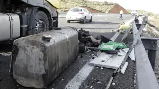 Estado en el que quedó el camión tras sufrir el accidente en la A-2.