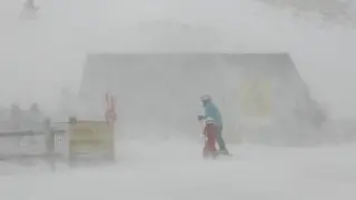 El viento complicó la apertura de las pistas de esquí. En la imagen, ventisca en Formigal