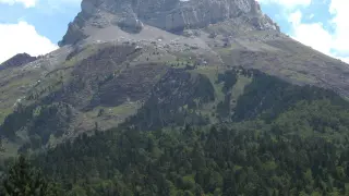 El monte Acher, situado en el valle de Hecho, da nombre a 138 niños.