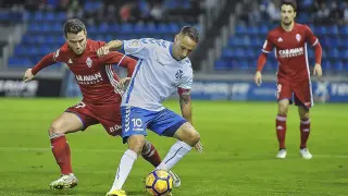Xiscu pugna por el balón con Suso en el Tenerife-Real Zaragoza de este sábado.