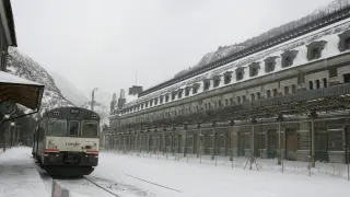 El Canfranero, este sábado 14 de enero en la estación de Canfranc, en medio de la nevada.