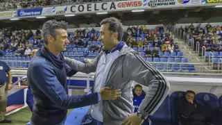 Martí y Agné, entrenadores del partido, se saludan al comienzo.