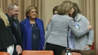 La ministra de Defensa, María Dolores de Cospedal, saluda a los familaires de las víctimas.