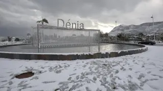 Nieve en la playa alicantina de Denia, este miércoles.