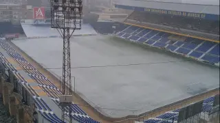 La vieja Condomina, estadio donde juega el UCAM Murcia, esta tarde a primera hora en medio de la intensa nevada que cayó en la capital murciana.