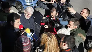 El expresidente de la Diputación de Soria, Antonio Pardo, entre una gran expectación de los medios de comunicación, frente a la puerta del PP.