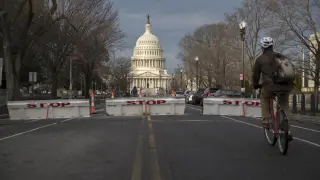 Un ciclista circula por los alrededores del Capitolio días antes de la investidura del presidente electo, Donald Trump, en Washington DC