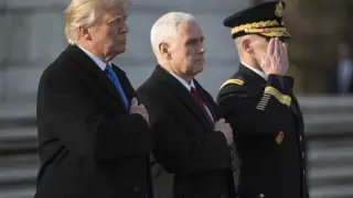El presidente Trump y su vicepresidente, Mike Pence, colocaron la corona de flores en honor al militar.