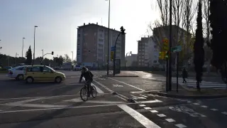 Una ciclista en el entorno de la rotonda de Toulouse-Vía Hispanidad